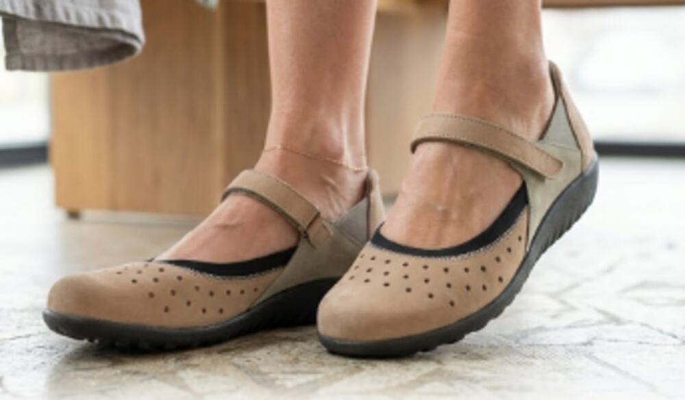 Naot Matua Taupe Suede Mary Jane Flats sz 38 EU / 8 US